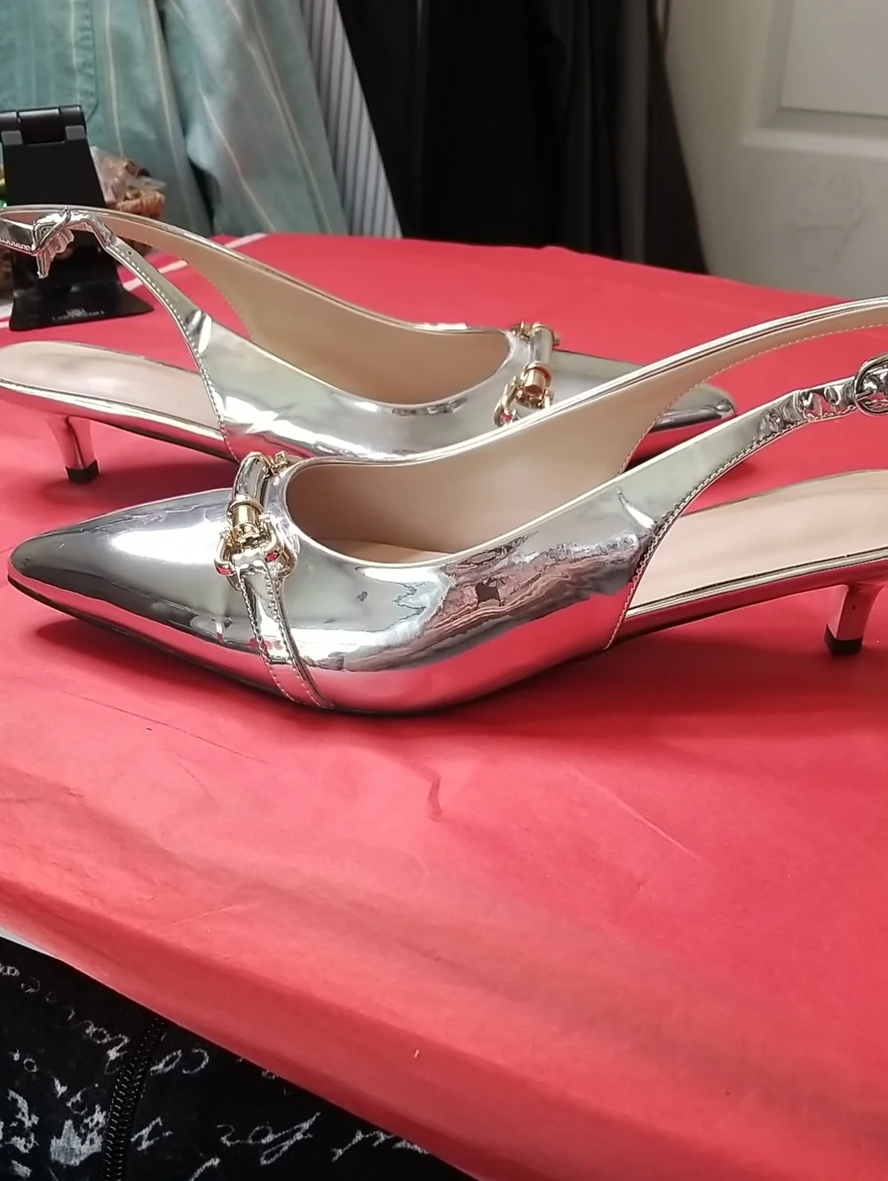 Unknown designer womens kitten heel pumps size 9.5 silver w/ gold trim EUC